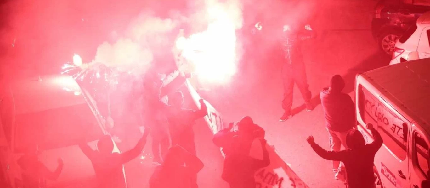 Στο ξενοδοχείο της αποστολής οι οπαδοί της ΑΕΚ - «Σταματήστε να ξεφτιλίζετε την ΑΕΚ»